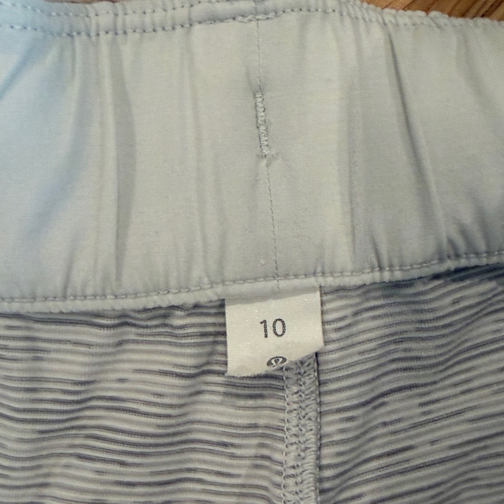 Women's Lululemon On The Fly Short size 10 - Picture 9 of 10